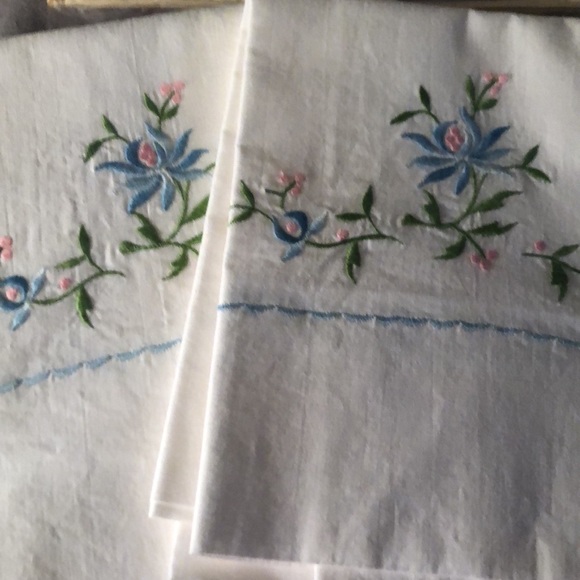 Vintage 💯% cotton embroidered pillow cases - Picture 3 of 3